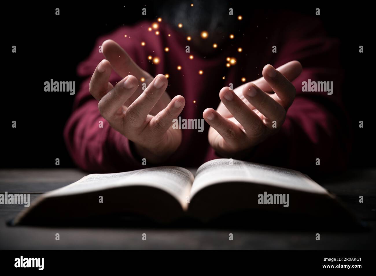 Les mains se sont repliées dans la prière sur une Sainte Bible dans le concept de foi, de spiritualité et de religion, l'homme priant le matin. Main d'homme avec la Bible prier. PE Banque D'Images