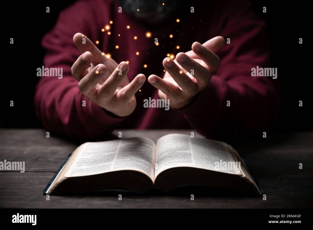 Les mains se sont repliées dans la prière sur une Sainte Bible dans le concept de foi, de spiritualité et de religion, l'homme priant le matin. Main d'homme avec la Bible prier. PE Banque D'Images