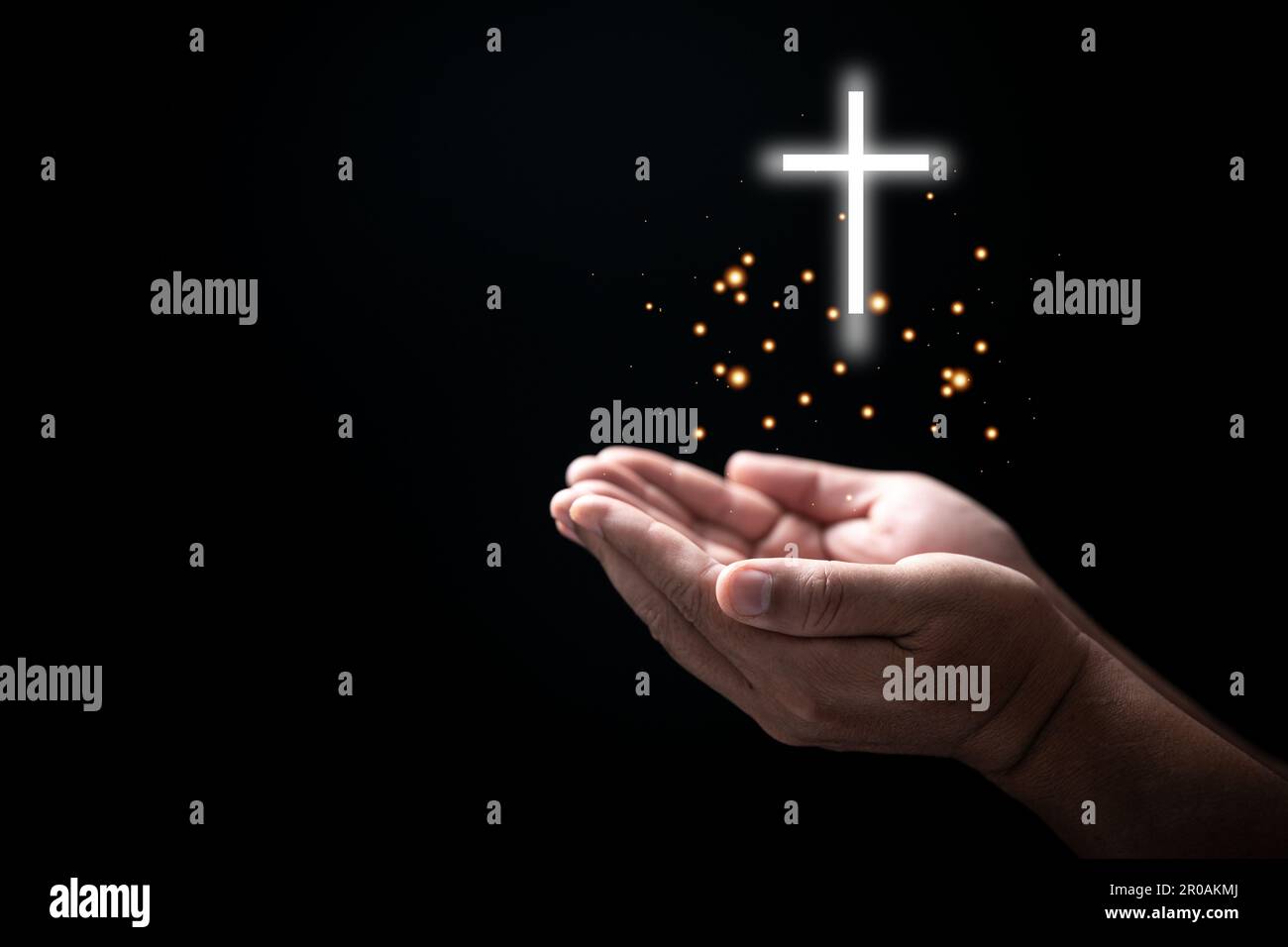 Les mains repliées dans la prière sur la Sainte Bible avec la croix dans le concept d'église pour la foi, la spiritualité et la religion, l'homme priant sur la sainte bible sans crucifix en mœurs Banque D'Images