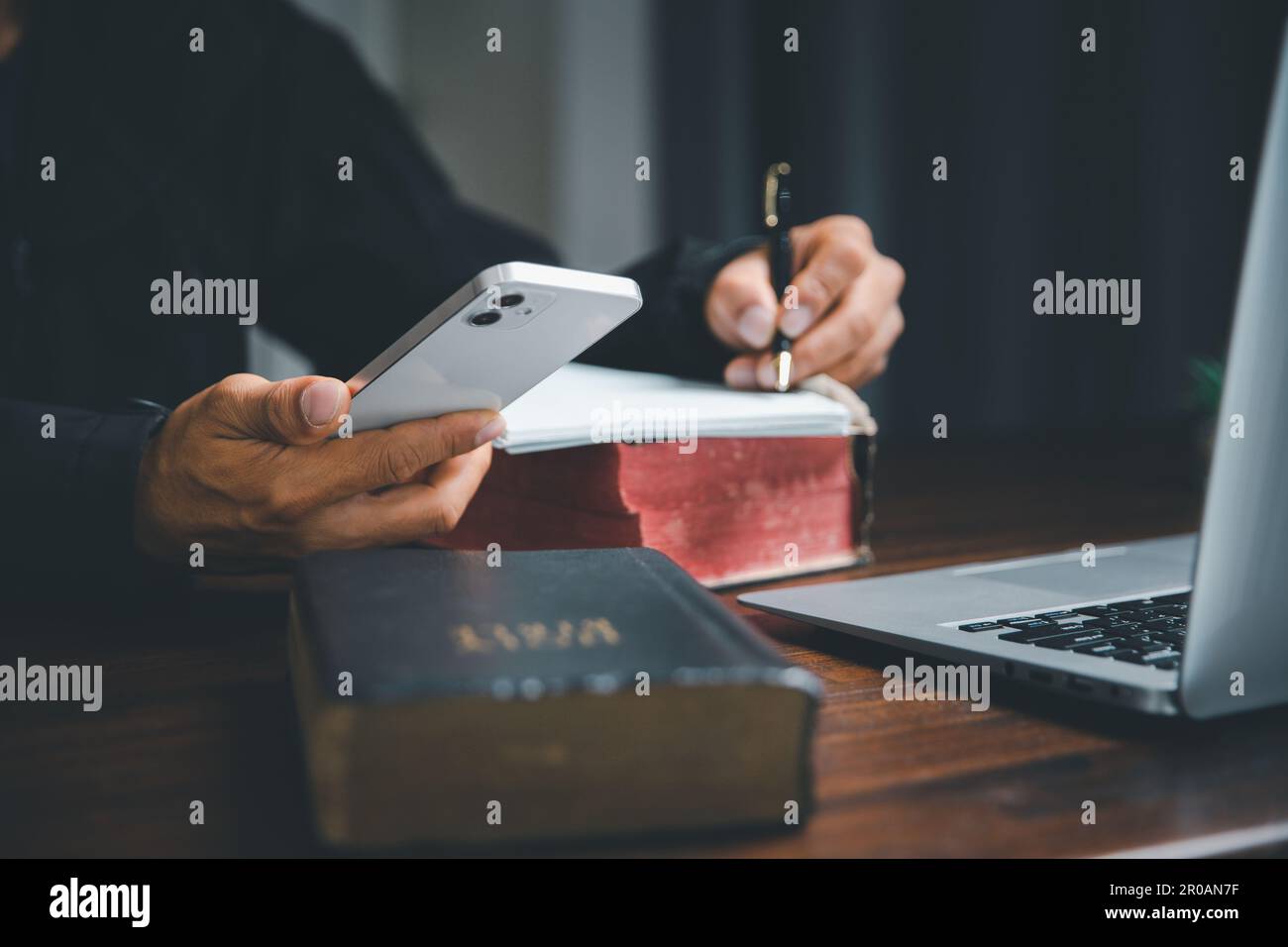Christian concept de technologie en ligne. Mains priant de christian avec ordinateur portable numérique, en ligne église en direct pour le service du dimanche. Catholique asiatique, ma Banque D'Images
