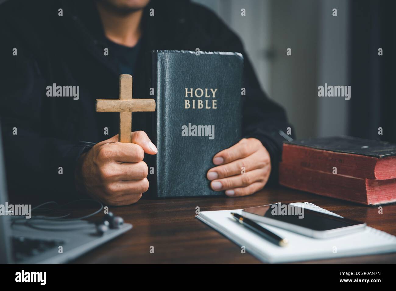 Christian concept de technologie en ligne. Mains priant de christian avec ordinateur portable numérique, en ligne église en direct pour le service du dimanche. Catholique asiatique, ma Banque D'Images