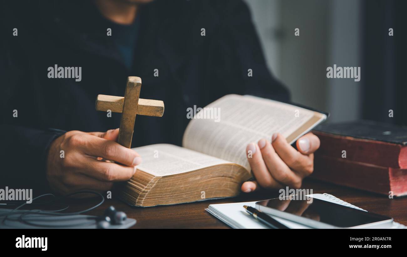 Christian concept de technologie en ligne. Mains priant de christian avec ordinateur portable numérique, en ligne église en direct pour le service du dimanche. Catholique asiatique, ma Banque D'Images