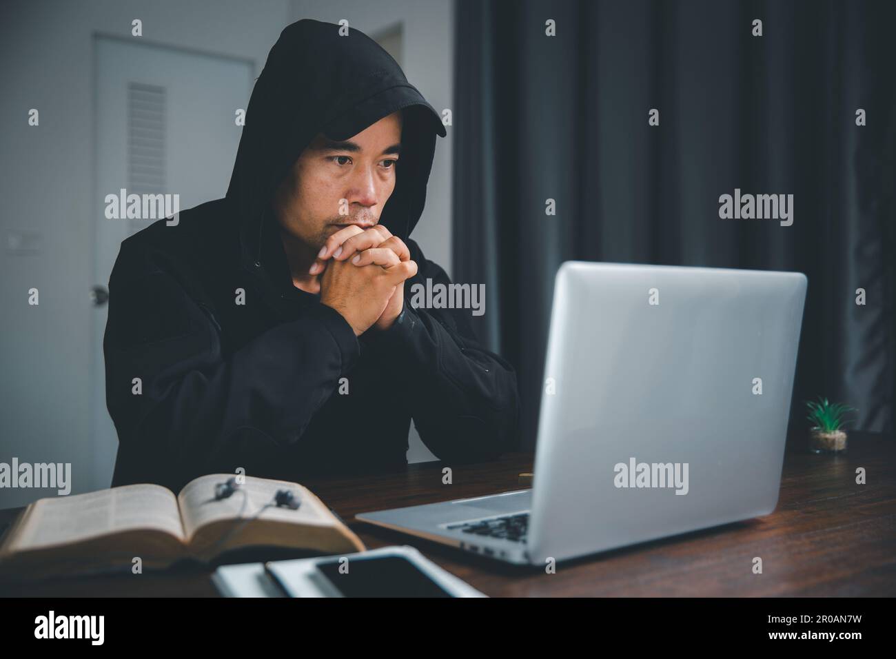 Christian concept de technologie en ligne. Mains priant de christian avec ordinateur portable numérique, en ligne église en direct pour le service du dimanche. Catholique asiatique, ma Banque D'Images