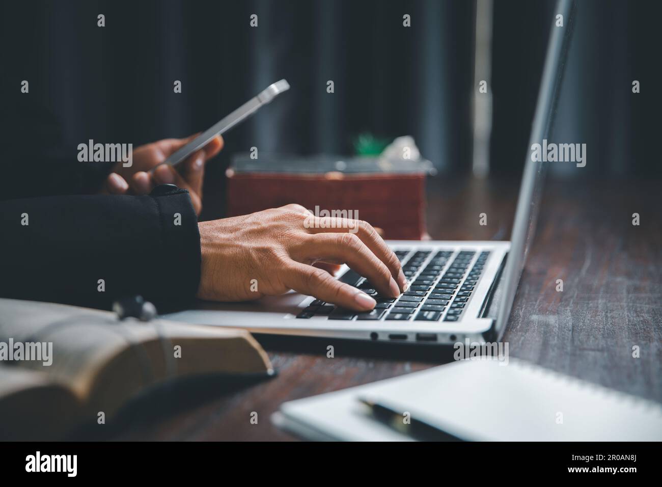 Christian concept de technologie en ligne. Mains priant de christian avec ordinateur portable numérique, en ligne église en direct pour le service du dimanche. Catholique asiatique, ma Banque D'Images