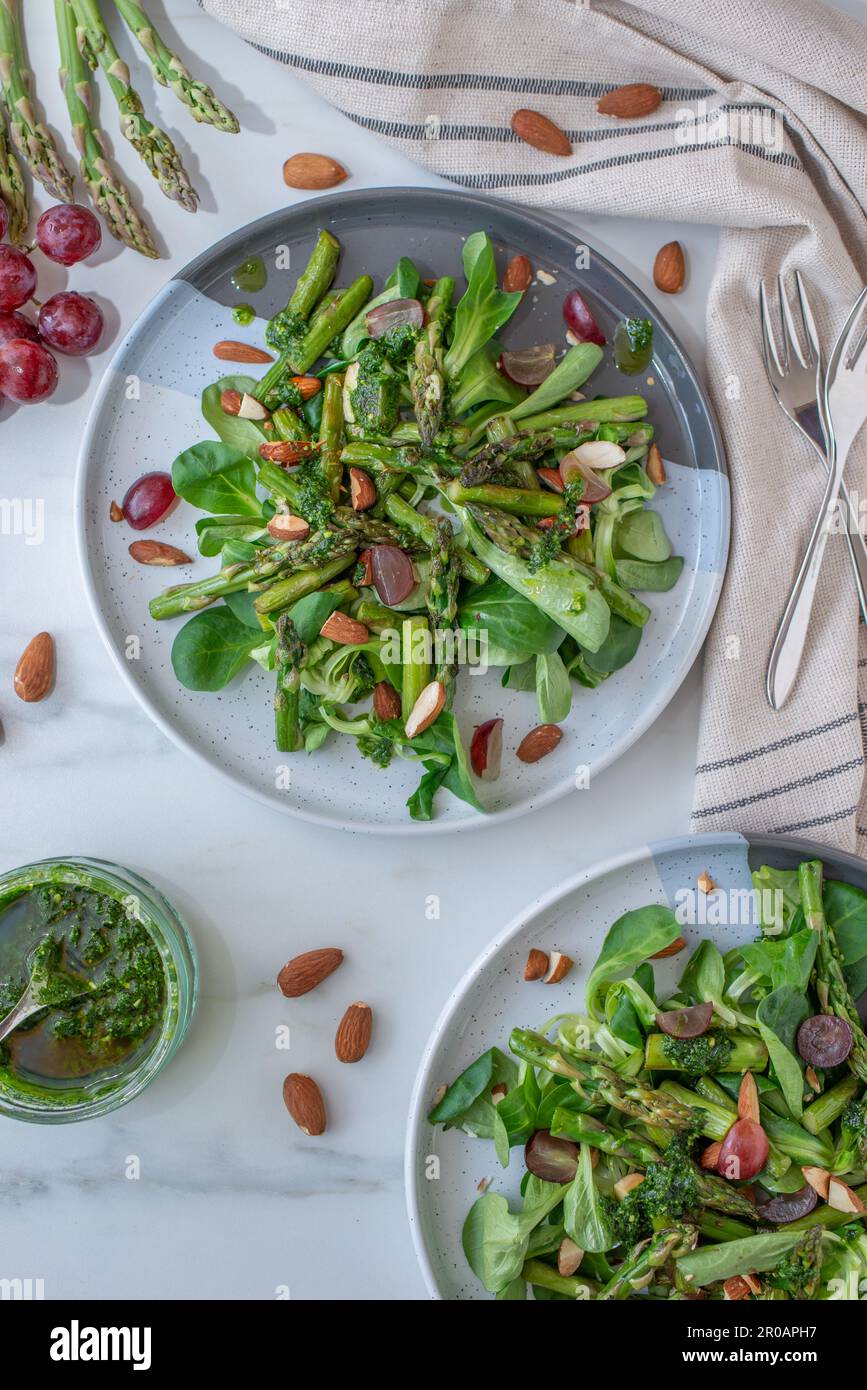 Salade de printemps avec pissenlit, asperges, ail sauvage Banque D'Images