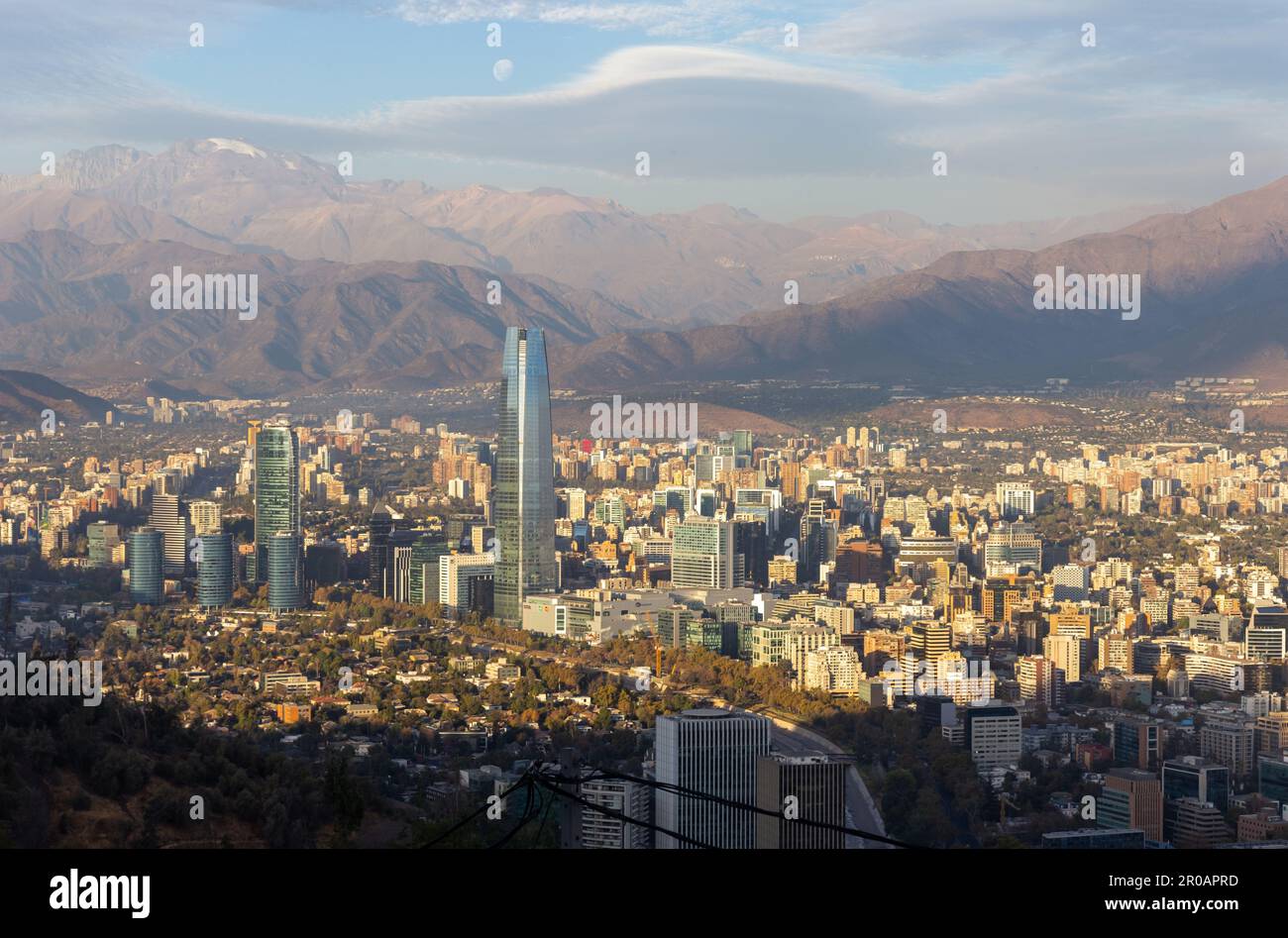 Santiago Chili vue panoramique aérienne Cerro Cristobal Hill célèbre Costanera Tower City Skyline. Pleine lune s'élevant au-dessus des Andes lointaines montagnes arrière-plan Banque D'Images