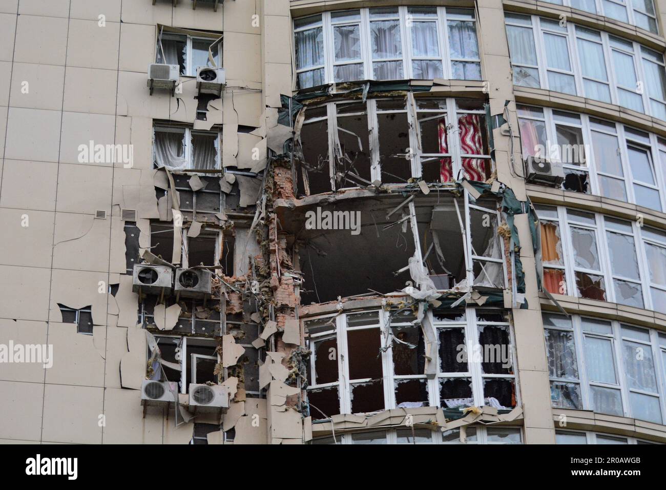 Kiev, Ukraine. 08th mai 2023. Des fenêtres cassées et une façade endommagée d'un bâtiment résidentiel à Kiev, vue comme le résultat d'une attaque militaire russe par des drones de Shaheds fabriqués par l'Iran. La Russie a attaqué l'Ukraine la nuit avec des « shaids » iraniens : 35 drones sur 35 ont détruit des forces de défense aérienne. Cela a été signalé au personnel général. En outre, poursuivant la tactique de la terreur, la Fédération de Russie a lancé 16 attaques à la roquette le jour dernier, en particulier sur les villes des régions de Kharkiv, Kherson, Mykolaiv et Odesa. Crédit : SOPA Images Limited/Alamy Live News Banque D'Images