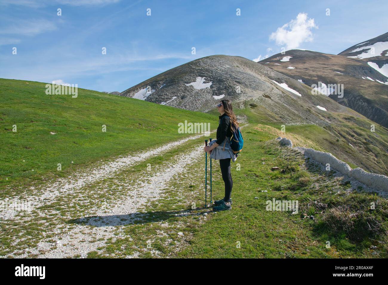 MONTE PORCHE, ITALIE - 6 MAI 2023: Vue sur le sentier de montagne pour le sommet du Mont Porche dans le parc national de Monti Sibillini, région des Marches, Italie Banque D'Images