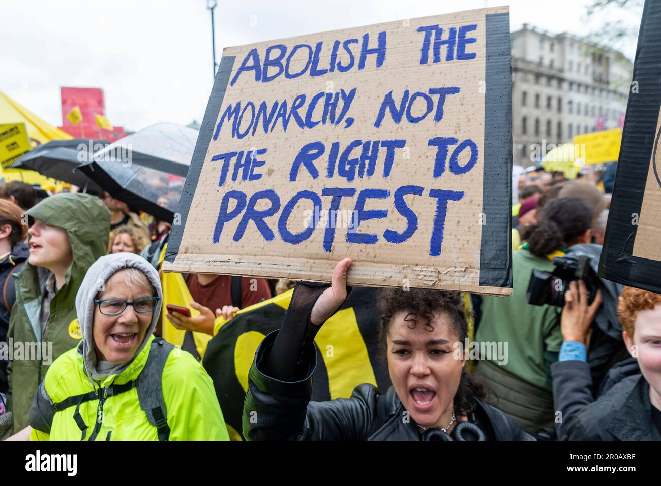 Abolir la monarchie, pas le droit de protester. Écriteau des manifestants de la République au couronnement du roi Charles III Les manifestants crient Banque D'Images