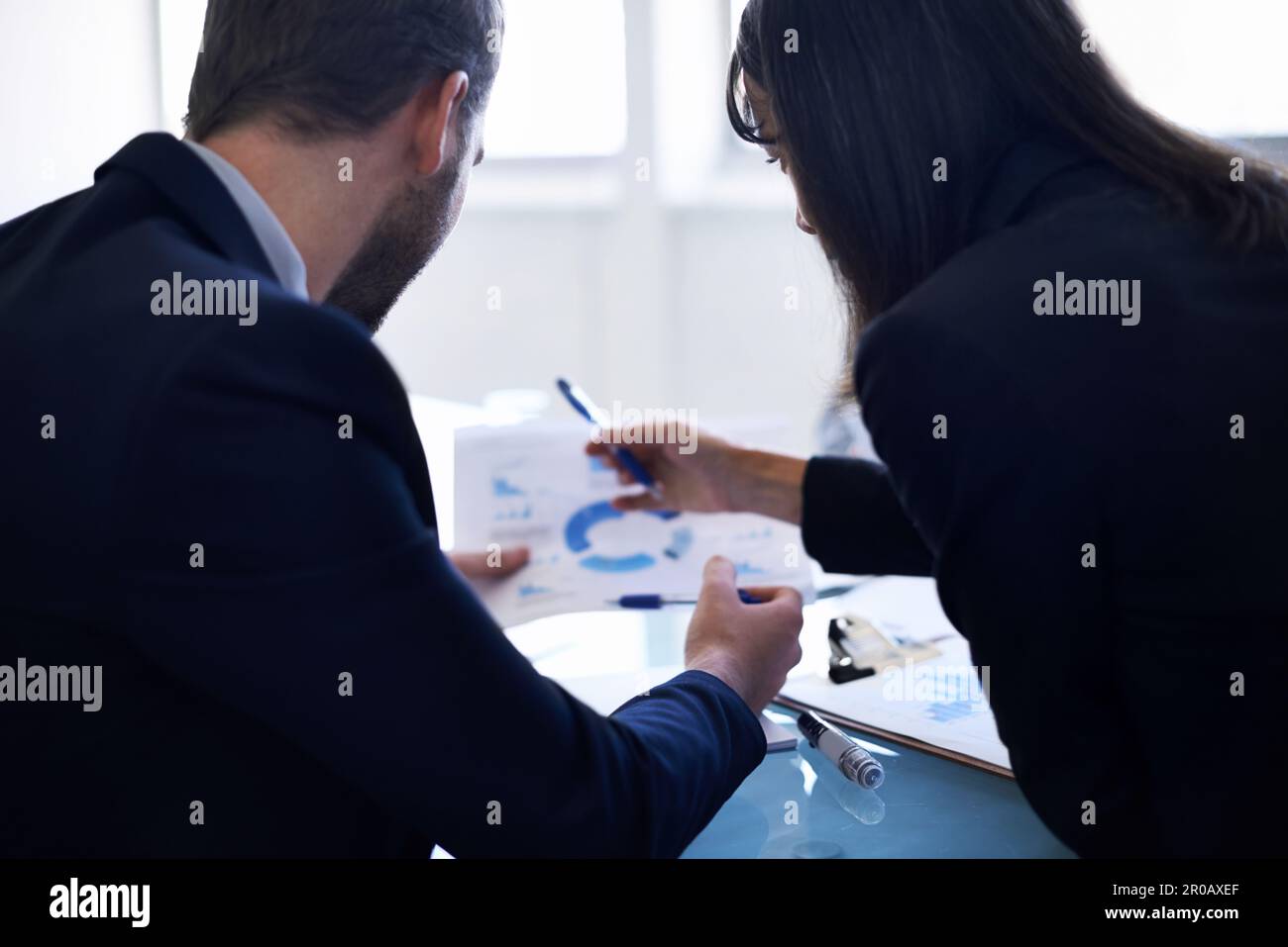Faire fonctionner leur partenariat. deux associés travaillent ensemble. Banque D'Images