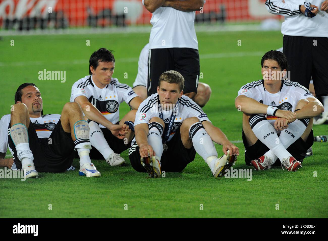 Kevin Kuranyi, Piotr Trochowski, Lukas Podolski und Mario Gomez niedergeschlagen am Boden.Fußball Länderspiel Europameisterschaft Finale Deutschland - Espagnol. 29.06.2008 à Wien Banque D'Images