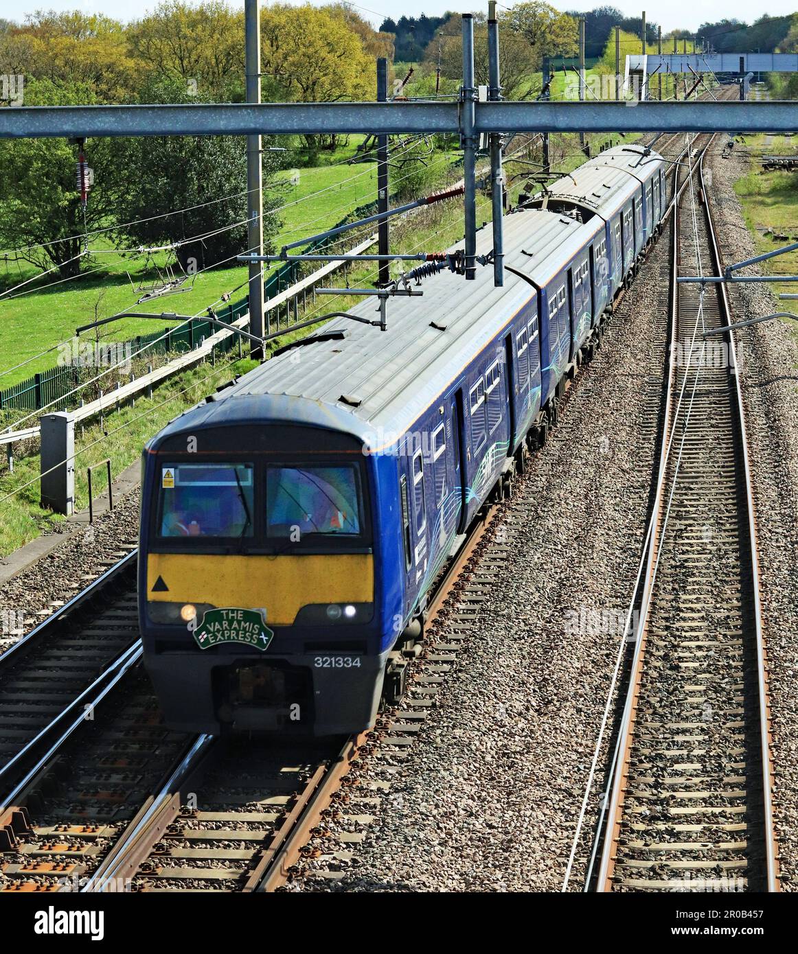 Le porte-colis, l’unité multiple électrique de Varamis Rail no 321334 passe à la jonction de Balshaw Lane près d’Euxton entre Preston et Wigan le 25,4.2023. Banque D'Images