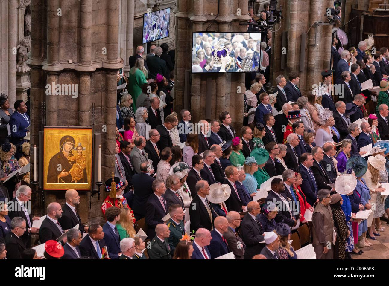 Les invités et les membres de la congrégation regardent les rituels de