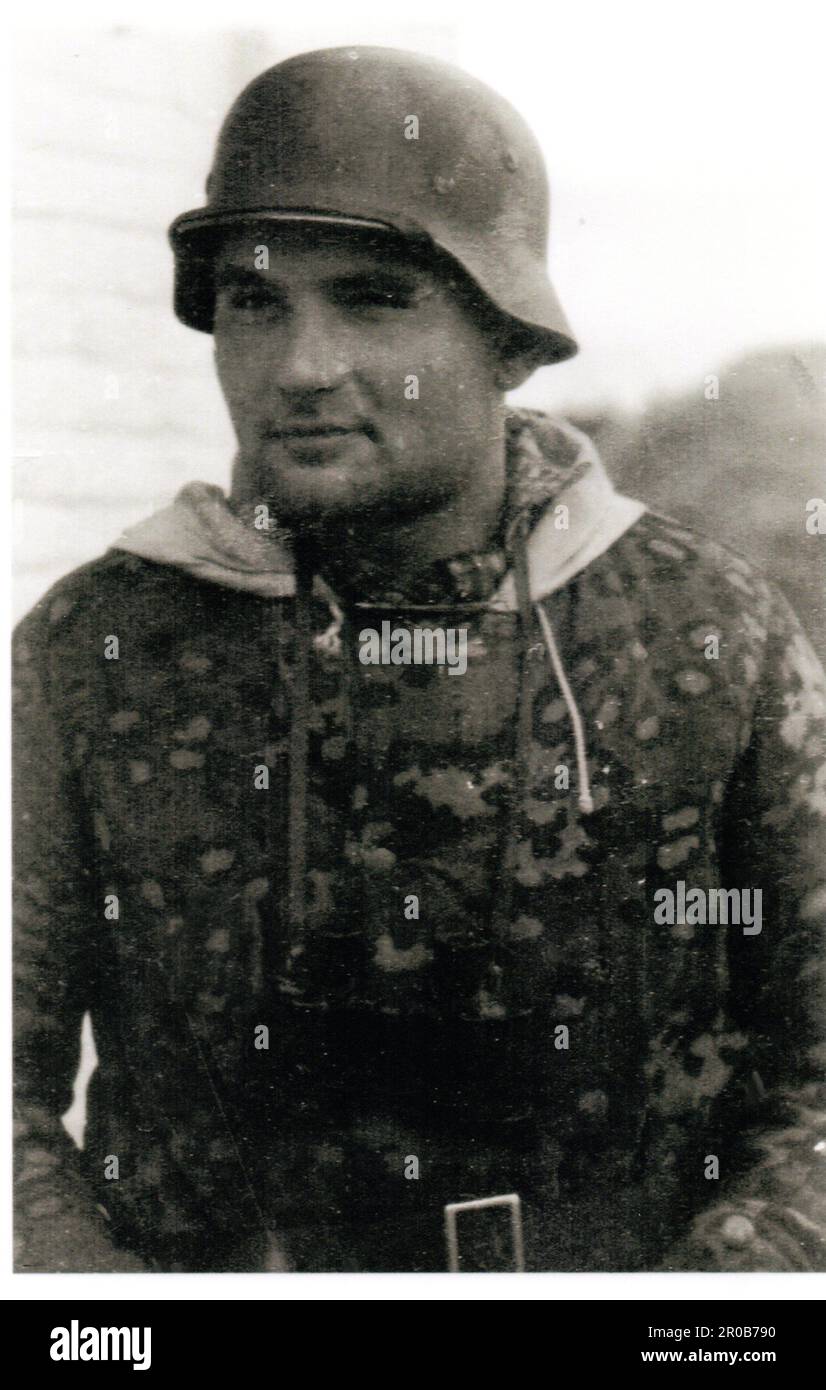 Photo B&W de la Seconde Guerre mondiale un officier de la Division Panzer SS 1st dans un Camo Parka 1944 sur le front russe SS KB Buschel Banque D'Images