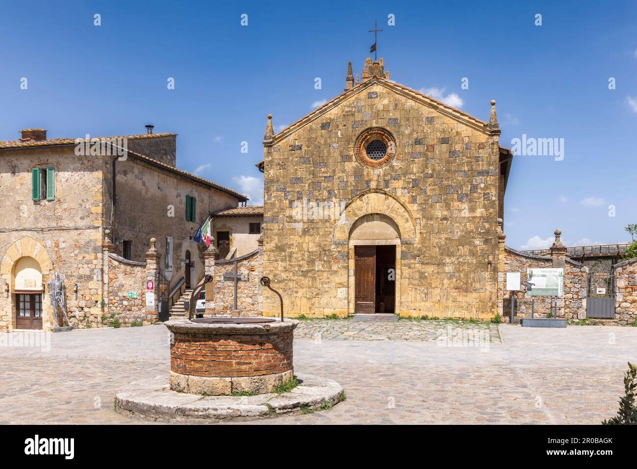 Monteriggioni, province de Sienne, Toscane, Italie. L'église romane-gothique de Santa Maria datant du 13th siècle. Banque D'Images