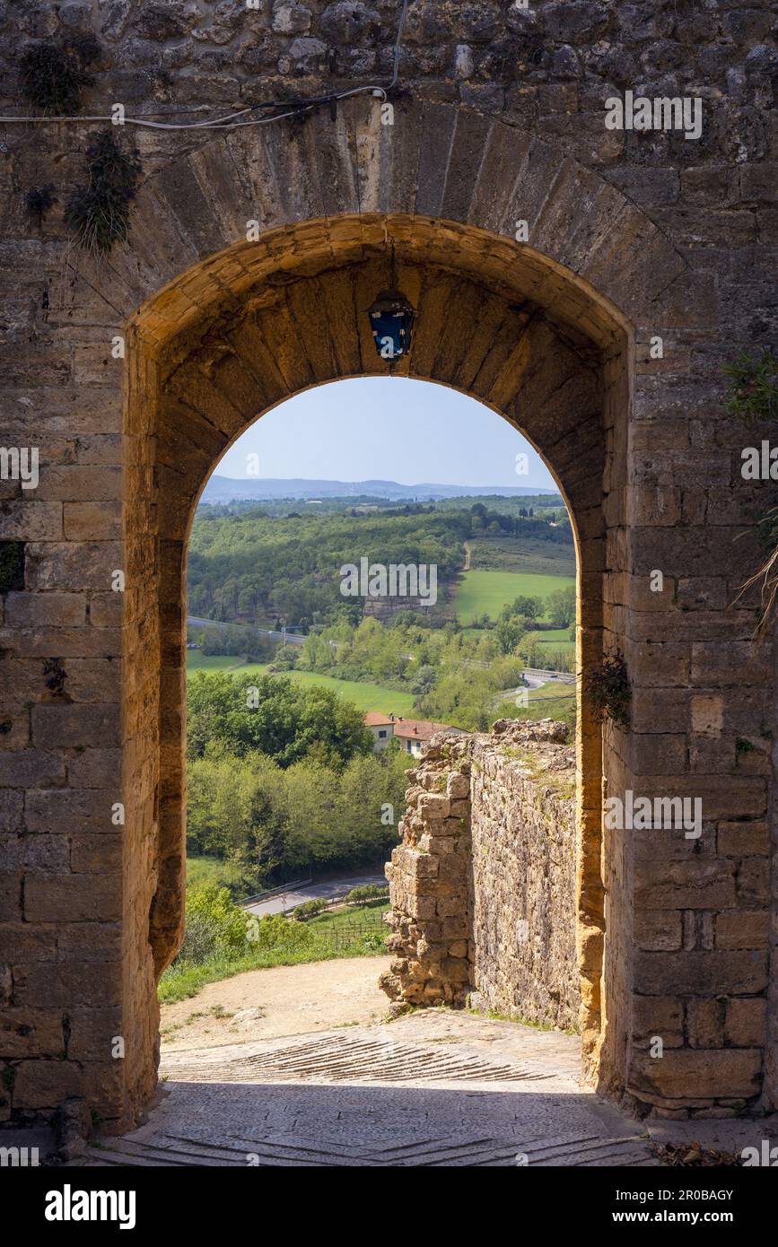 Monteriggioni, province de Sienne, Toscane, Italie. Une porte à travers les murs du 13th siècle. Banque D'Images