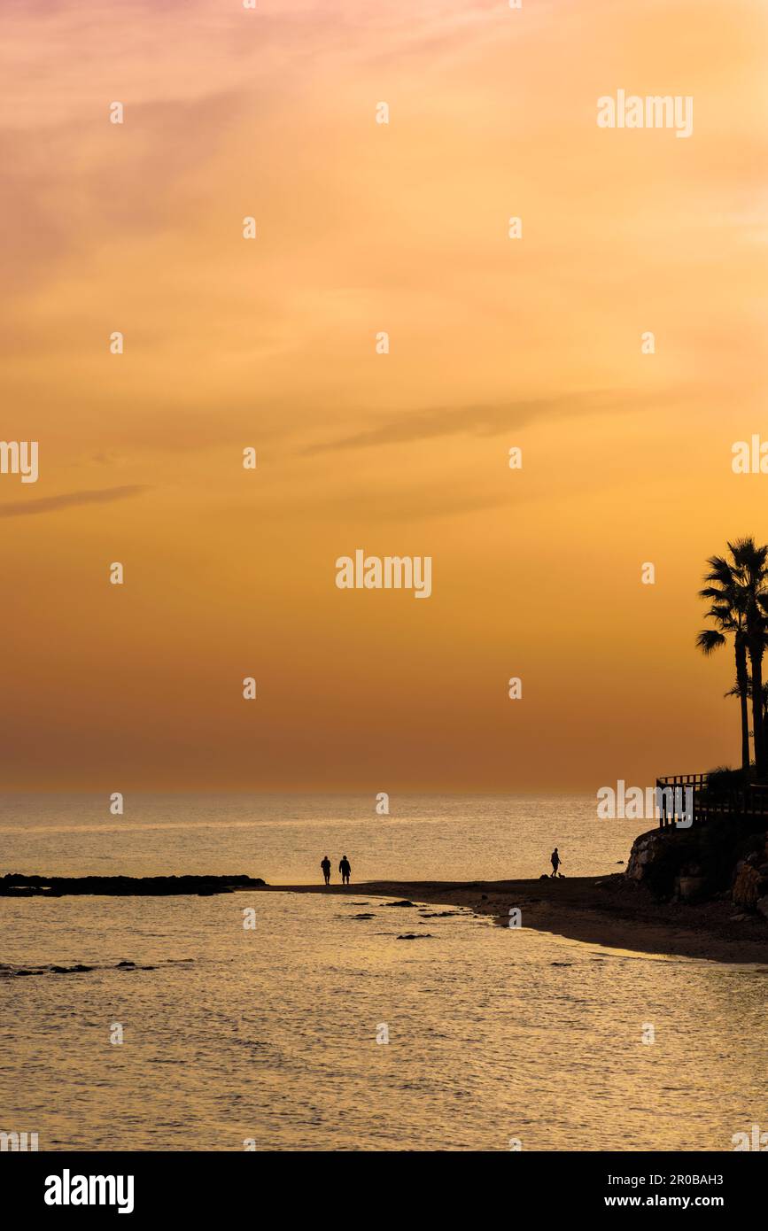 Coucher de soleil sur la mer près de la Cala de Mijas, Costa del sol, Espagne. Banque D'Images