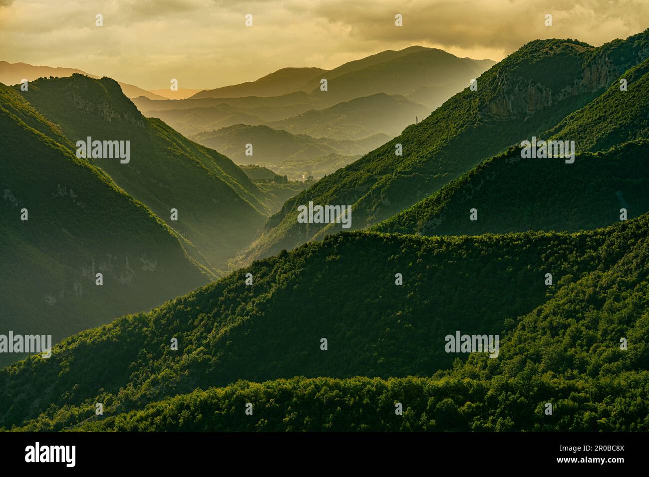 Dernières lumières chaudes du coucher du soleil sur les montagnes de la vallée de l'Aniene, en arrière-plan les sommets des montagnes de Simbruini. Latium, Italie, Europe Banque D'Images