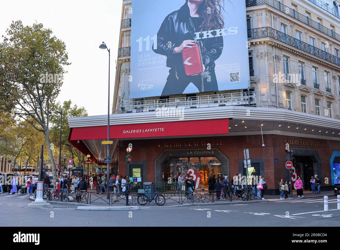 PARIS, FRANCE - 20 octobre 2022: Galeries Lafayette grand magasin de luxe bâtiment extérieur. Banque D'Images