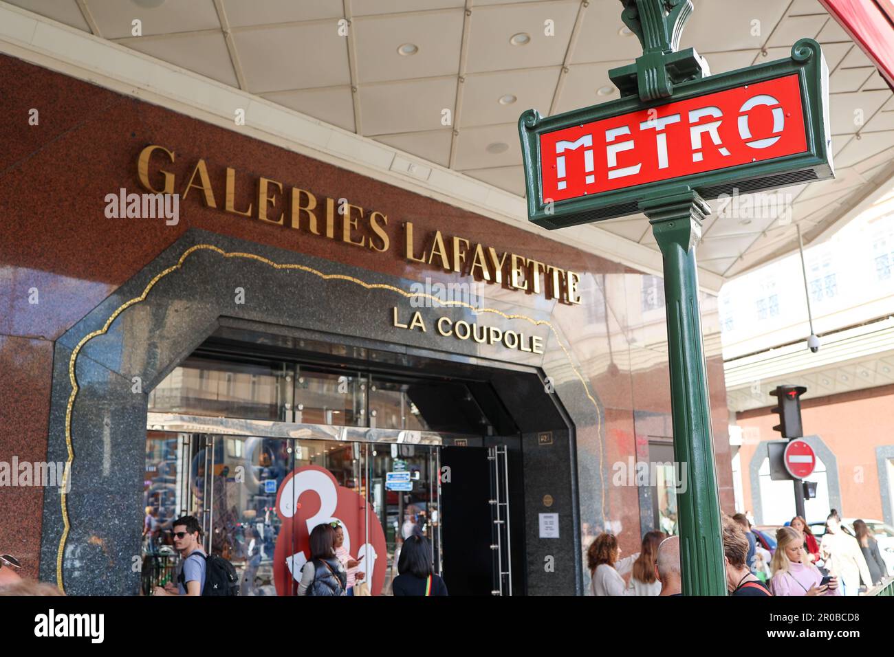 PARIS, FRANCE - 20 octobre 2022: Galeries Lafayette grand magasin de luxe bâtiment extérieur. Banque D'Images