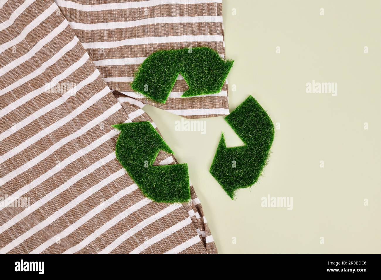 Concept de vêtements écologiques avec symbole de flèche de recyclage en herbe Banque D'Images