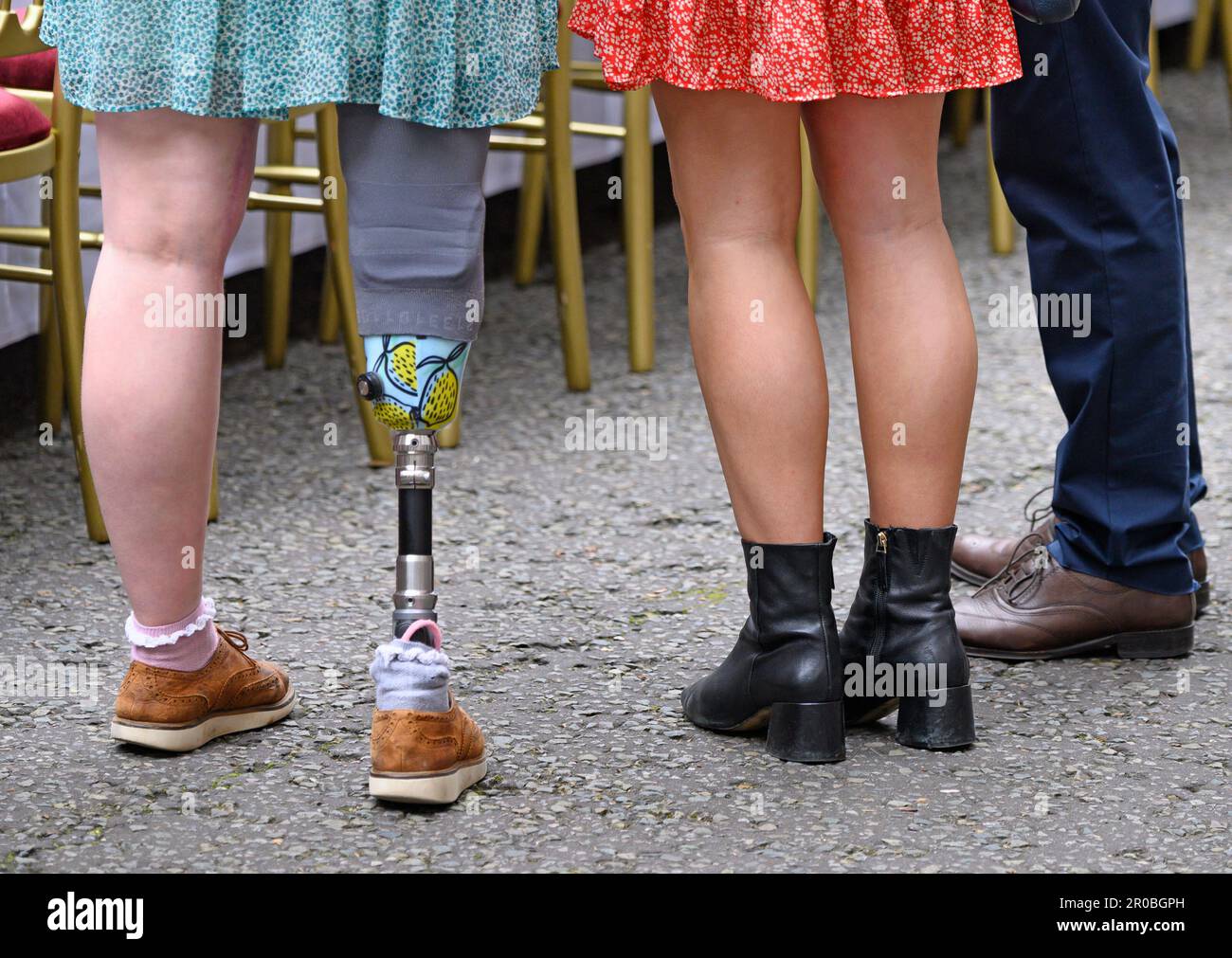 Jeune femme avec une jambe prothétique assistant au Coronation Big Lunch organisé par Rishi Sunak et sa femme Akshata Murty dans Downing Street, le 7th mai 2023 Banque D'Images