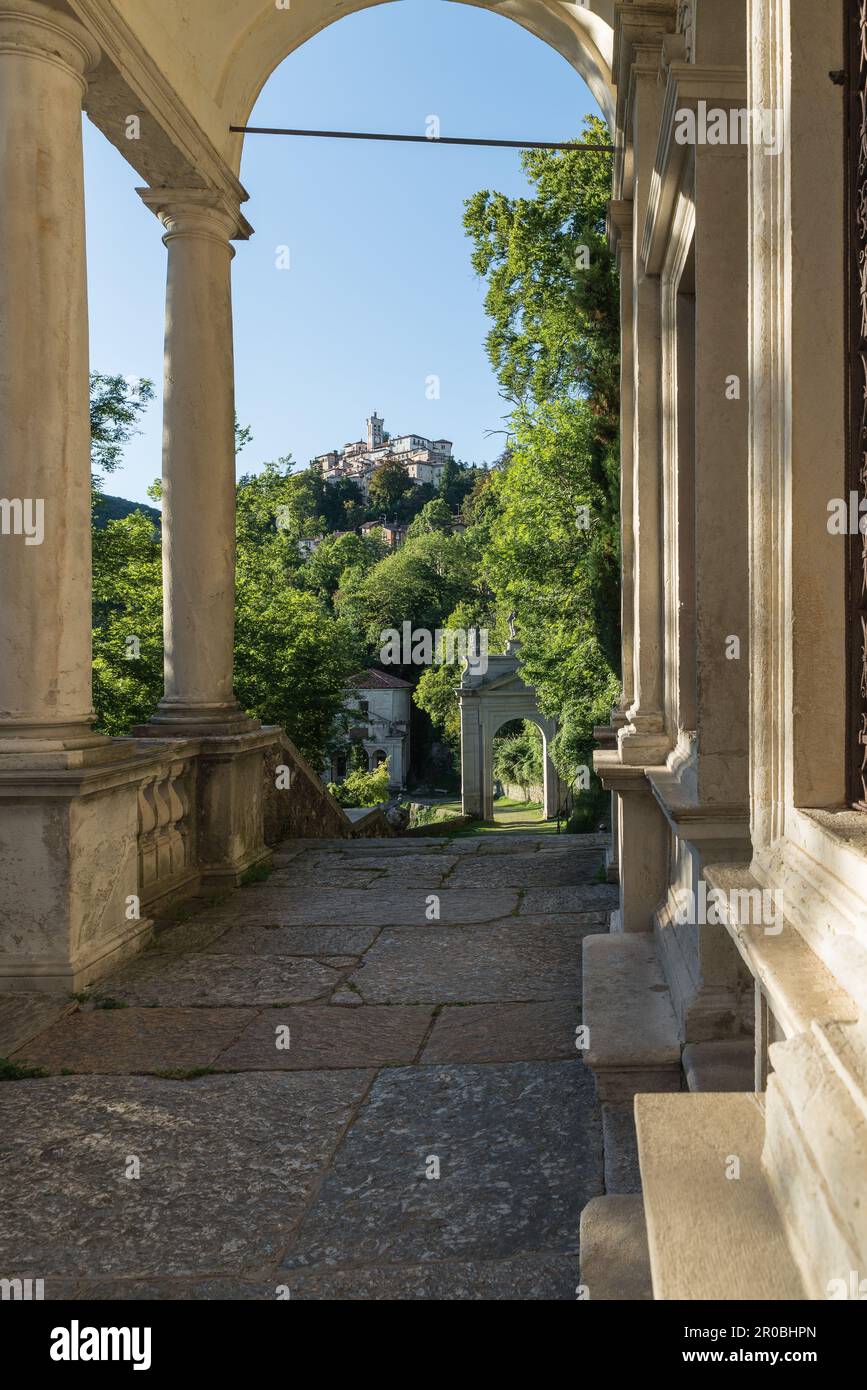 Sacro Monte di Varese, Italie, vu de la chapelle de 11th le long de la route sacrée qui mène à l'ancien village médiéval. Site de l'UNESCO Banque D'Images