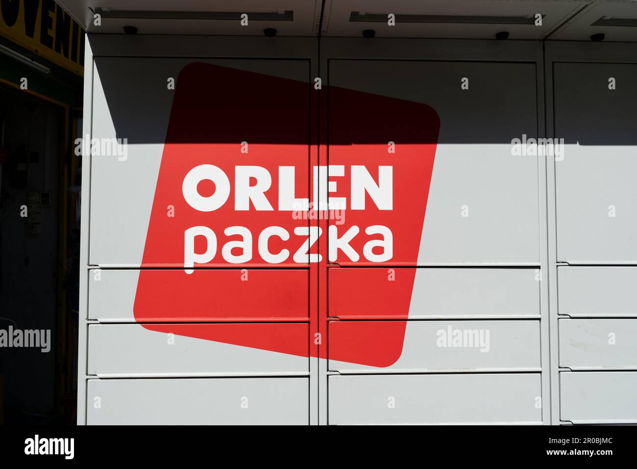 Machine à colis ORLEN Paczka avec logo. Boîte à colis électronique intelligente en acier, boîtes aux lettres automatiques. Service de livraison de la machine de collecte des colis Banque D'Images