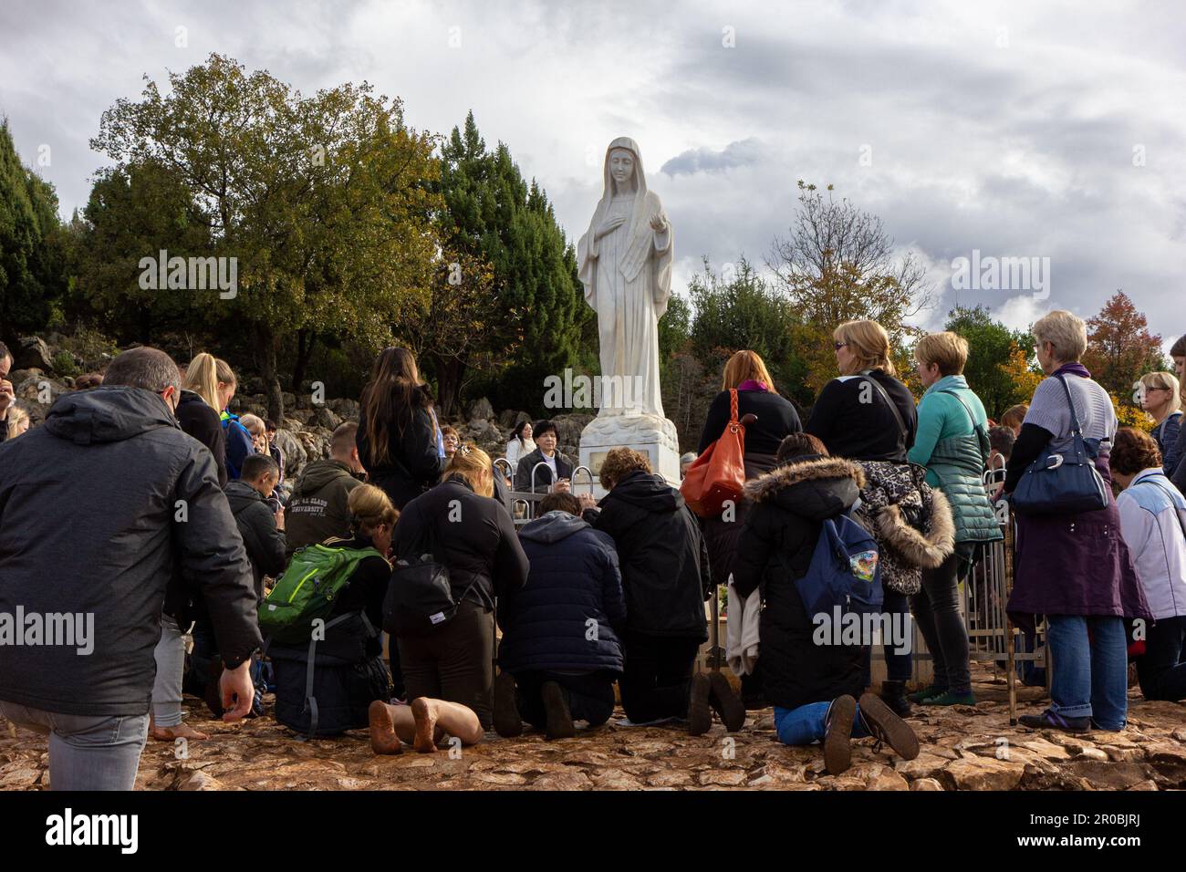 Statue de la Vierge Marie, Reine de la paix, sur le mont Podbrdo entouré de pèlerins en prière. Medjugorje, Bosnie-Herzégovine. Banque D'Images