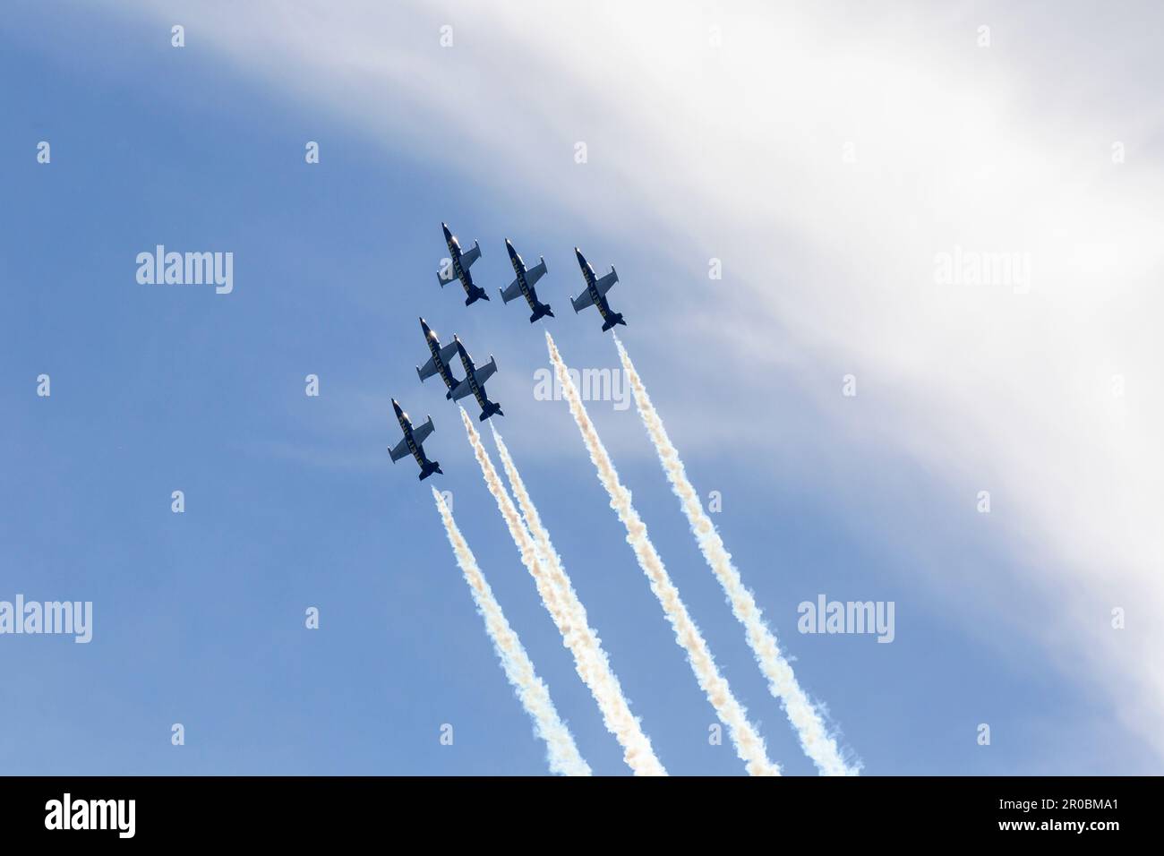 Formation d'une équipe de jets Breitling à Aerolac avec piste de fumée Banque D'Images