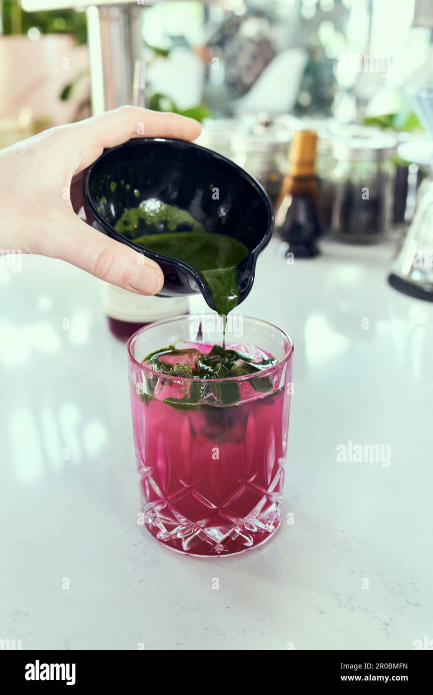 Un thé vert matcha à la main dans la limonade à la poire piqueuse. Banque D'Images