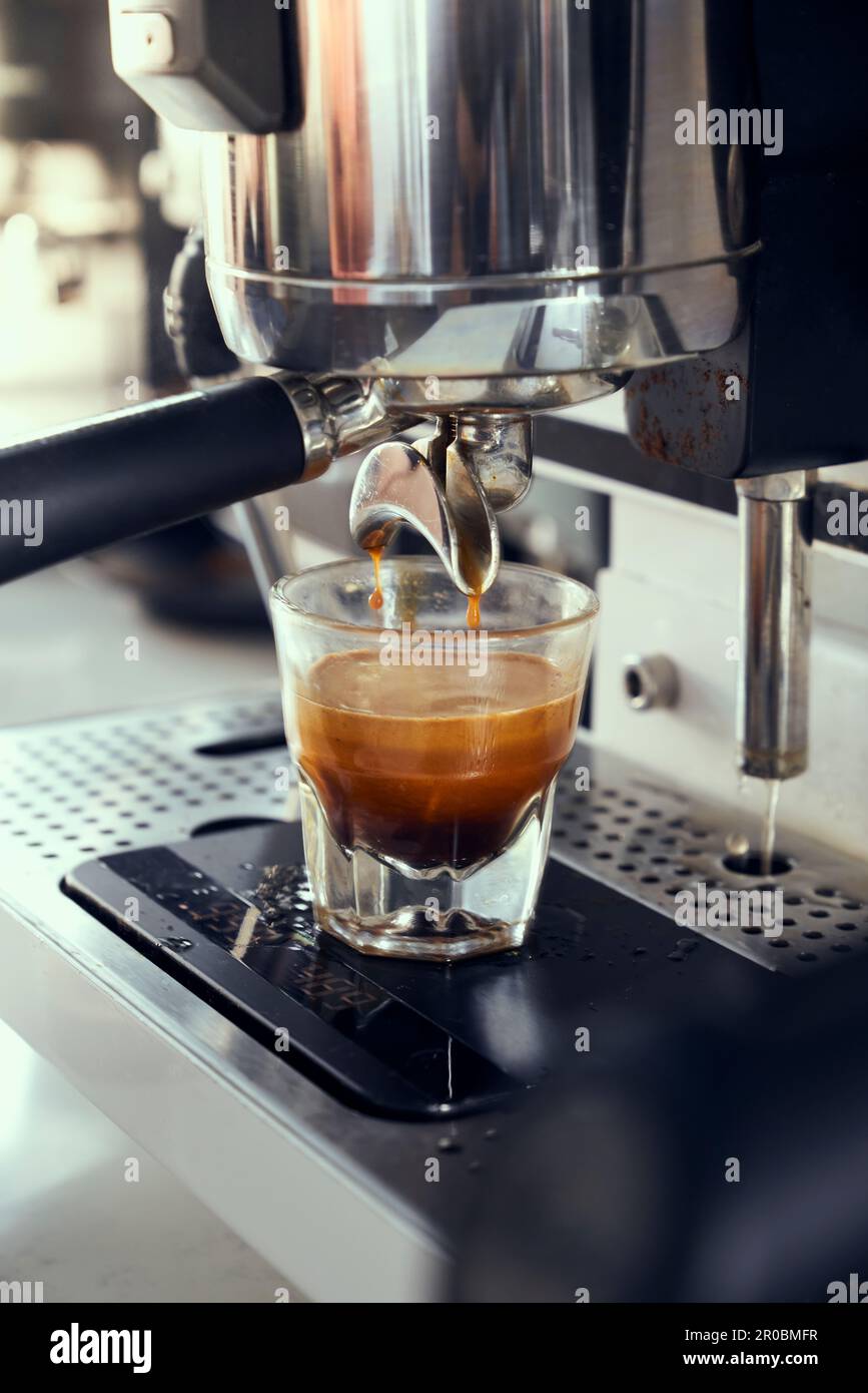 Une seule dose d'espresso provenant d'une machine à espresso. Banque D'Images