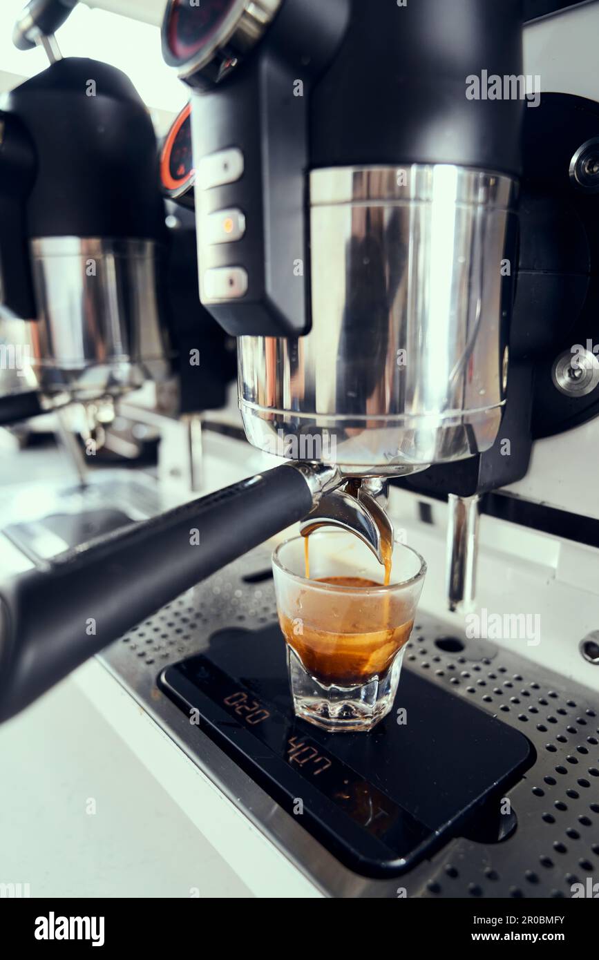 Une seule dose d'espresso provenant d'une machine à espresso. Banque D'Images