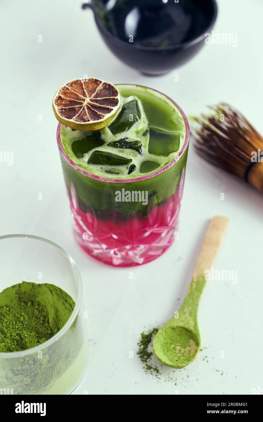 Une poire piqueuse, un thé vert matcha, une boisson à la limonade dans un café. Banque D'Images