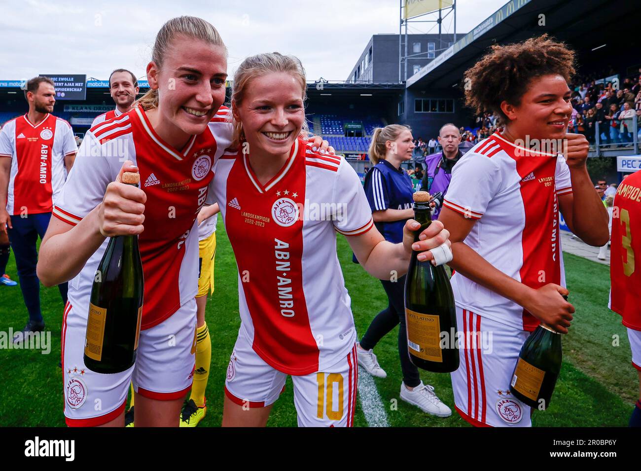 07-05-2023: Sport: PEC contre Ajax (femmes) ZWOLLE, PAYS-BAS - MAI 7: Lisa Doorn (AFC Ajax) et Nadine Noordam (AFC Ajax) pendant le match Néerlandais Azerio Banque D'Images
