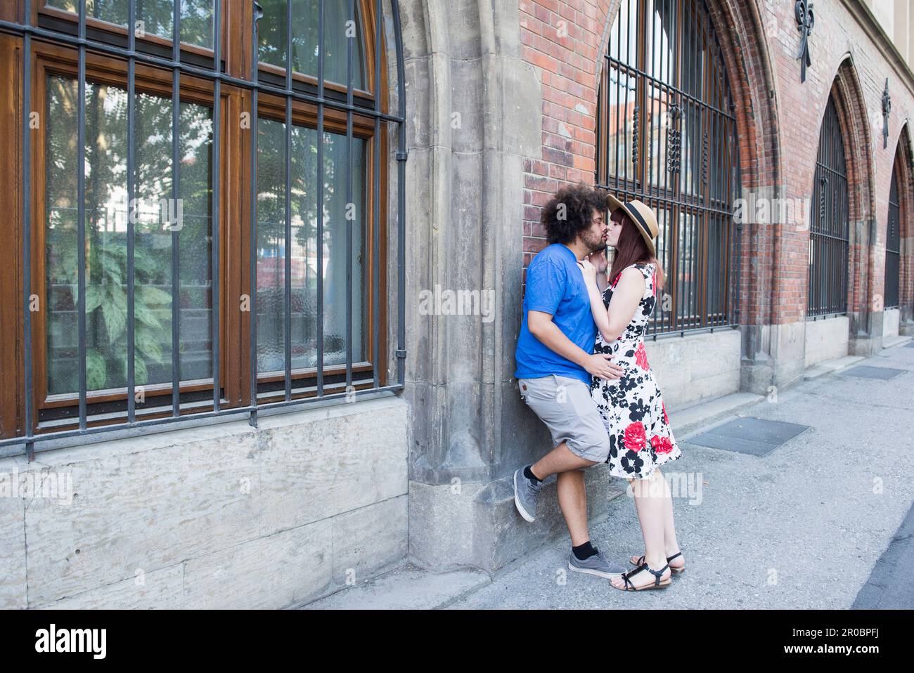 Jeune couple embrassant à l'extérieur de la ville Banque D'Images