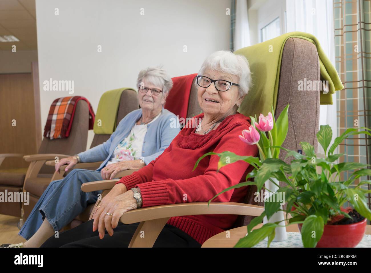 Deux femmes âgées à la maison de repos Banque D'Images