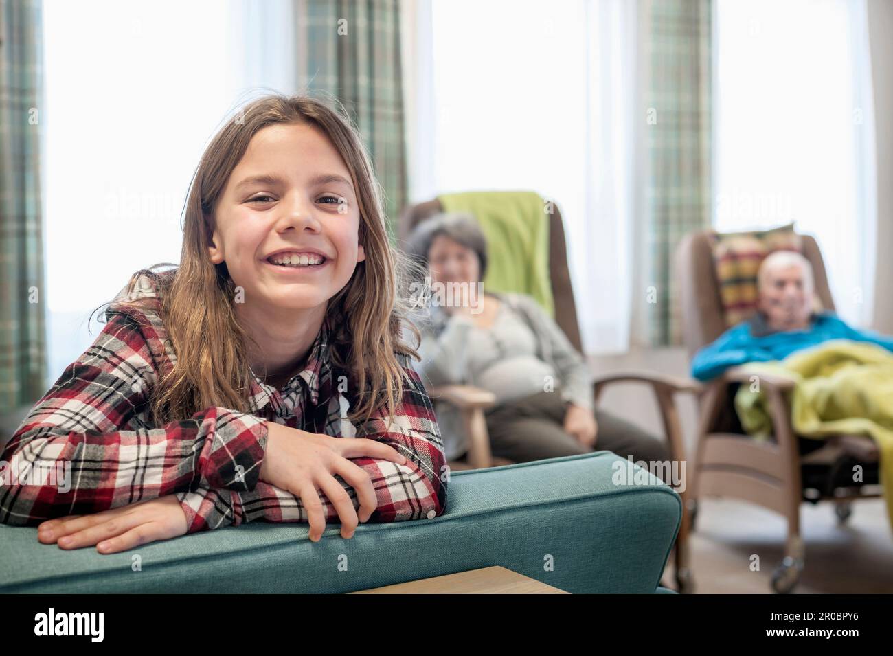 Portrait d'une fille heureuse au repos à la maison Banque D'Images