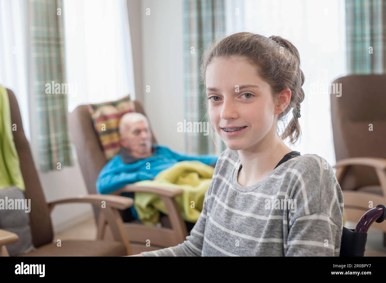 Portrait de la fille heureuse dans la maison de repos Banque D'Images