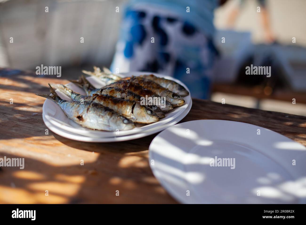 Sardines sur une assiette à un Chiringuito en Espagne Banque D'Images