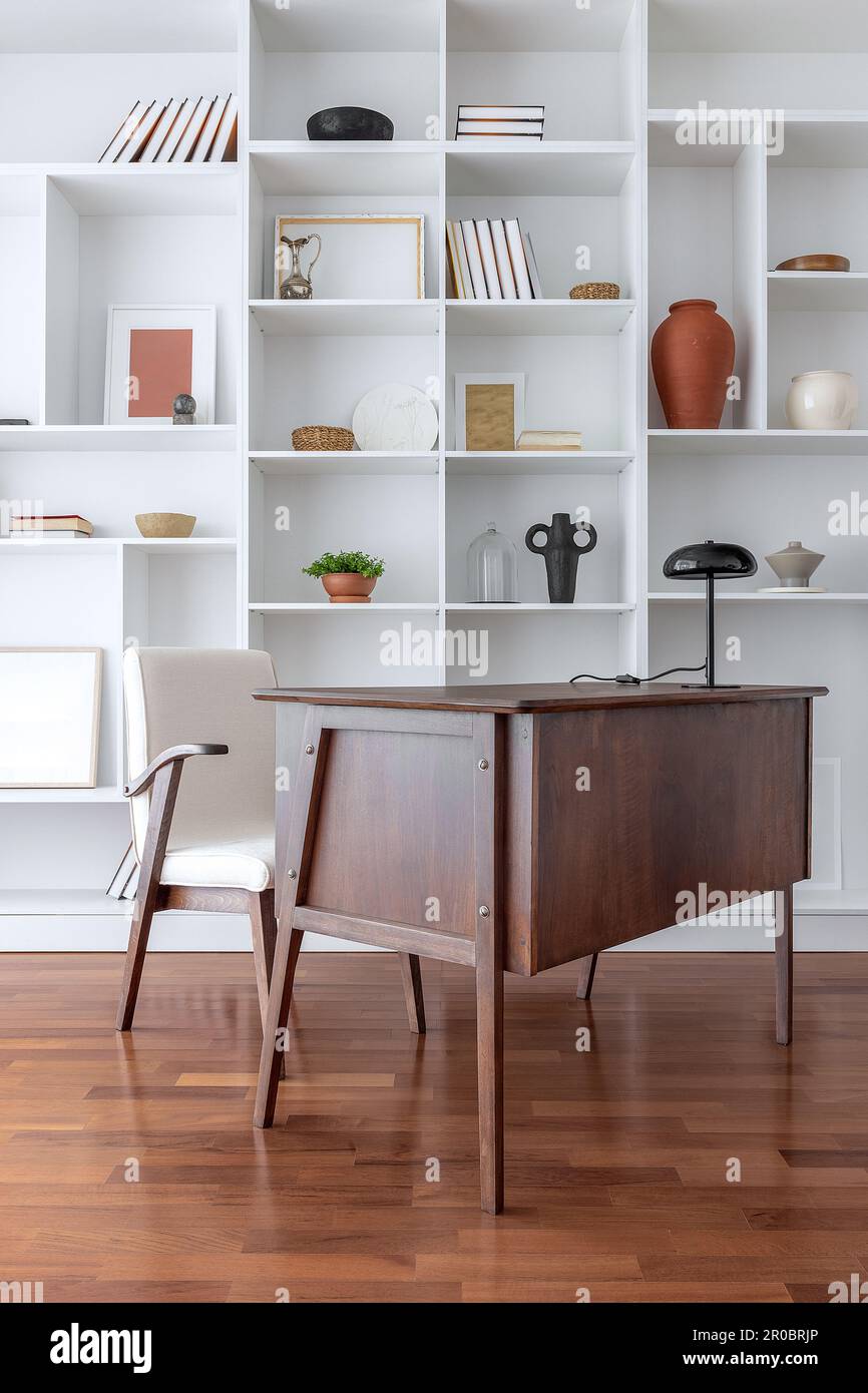 salle de travail avec bureau et chaise vintage et espace de rangement décoré Banque D'Images