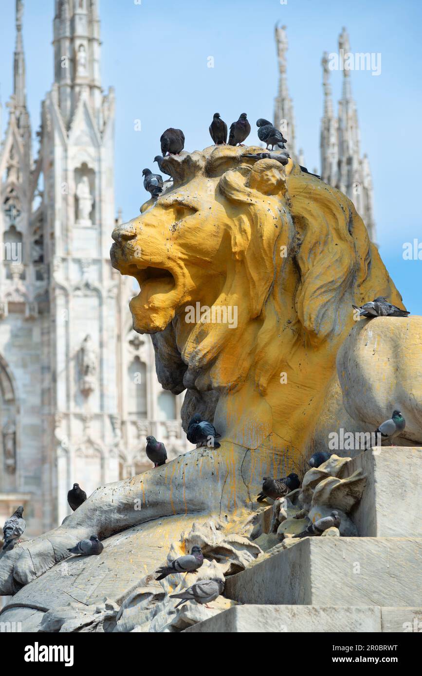 09 mars 2023 - Italie, Lombardie, Milan, Piazza Duomo Square, le monument du roi Vittorio Emanuele II, étalé de peinture par les activistes de la dernière génération Banque D'Images