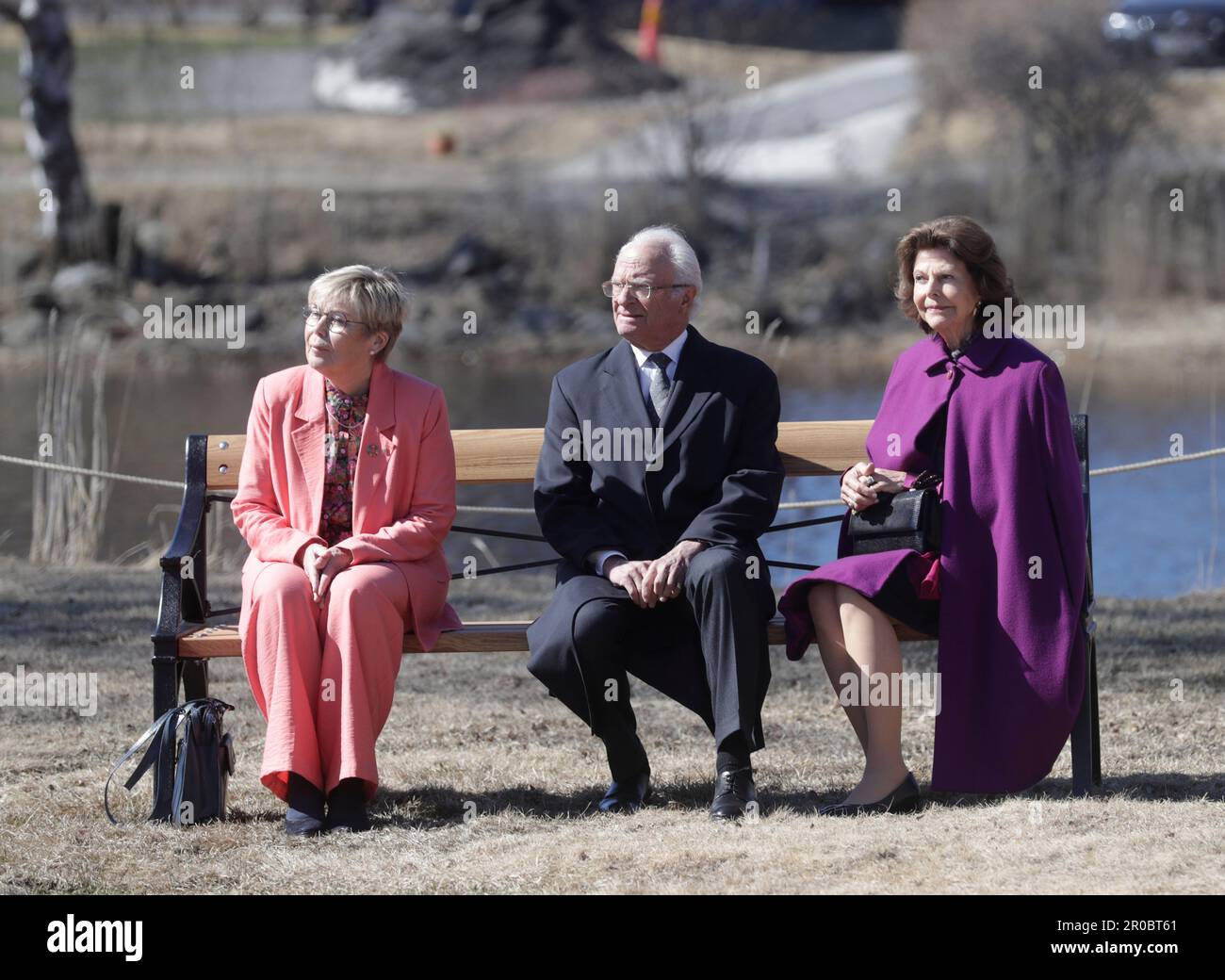 Le roi de Suède Carl XVI Gustaf, la reine Silvia et le gouverneur de comté Berit Högman (à gauche) à l'inauguration de la sculpture « Ignis » pendant les visi royaux Banque D'Images