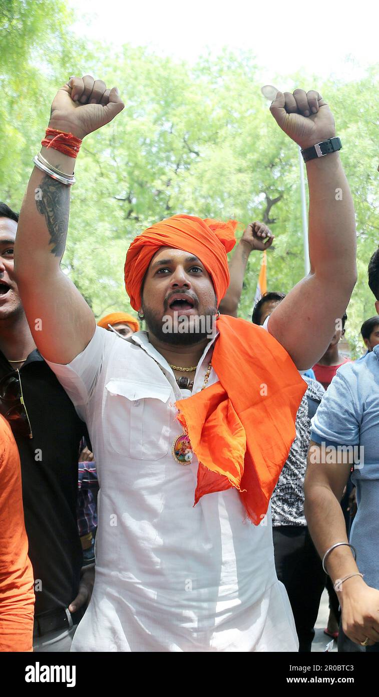 Bajrang Dal partisans protestant, organisation militante nationaliste hindoue, aile de la jeunesse, Vishva Hindu Parishad, membre de Sangh Parivar, New Delhi, Inde, 2 mai 2017 Banque D'Images