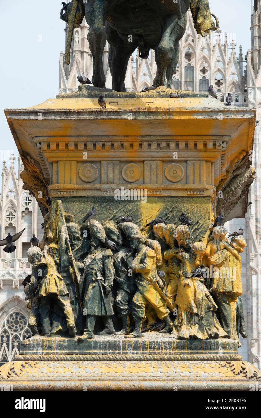 09 mars 2023 - Italie, Lombardie, Milan, Piazza Duomo Square, le monument du roi Vittorio Emanuele II, étalé de peinture par les activistes de la dernière génération Banque D'Images