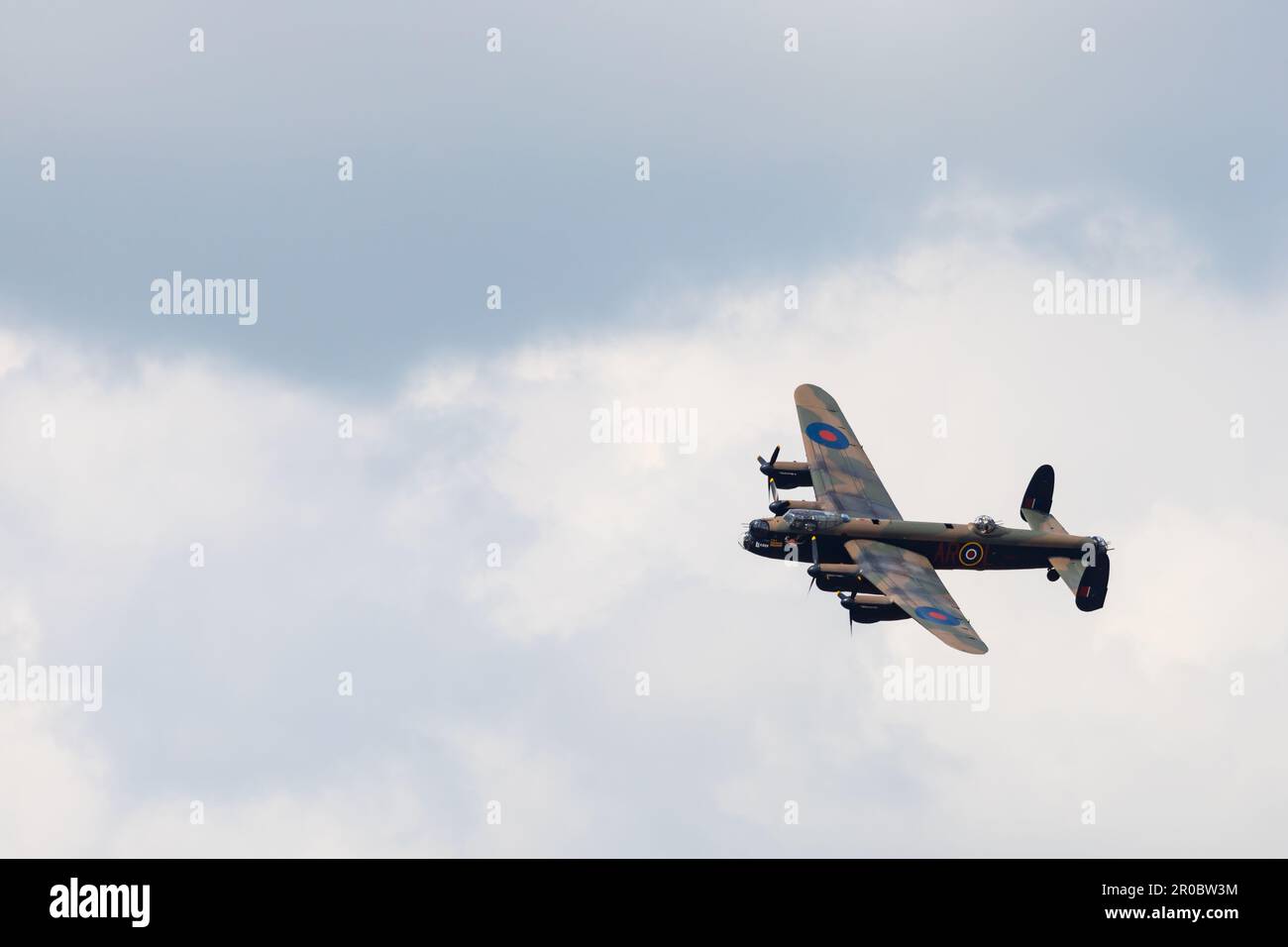 Avro Lancaster PA474 de la Royal Air Force, RAF, vol commémoratif de la bataille d'Angleterre à bas niveau au-dessus de RAF Cranwell, 7 mai 2023. Banque D'Images