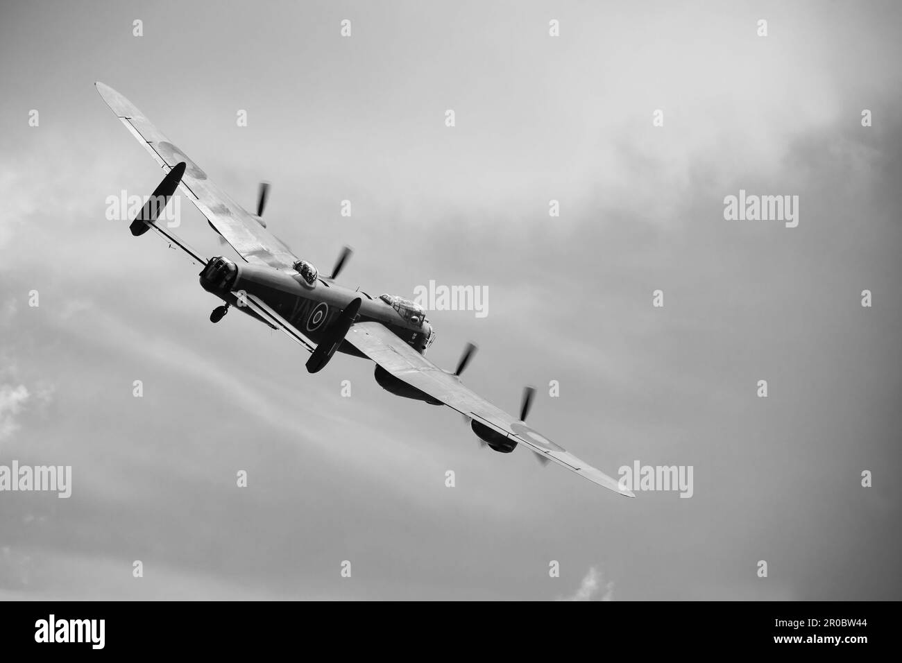 Noir et blanc monochrome Avro Lancaster PA474 de la Royal Air Force, RAF, vol commémoratif de la bataille d'Angleterre à bas niveau au-dessus de la RAF Cranwell, 7 2 mai Banque D'Images