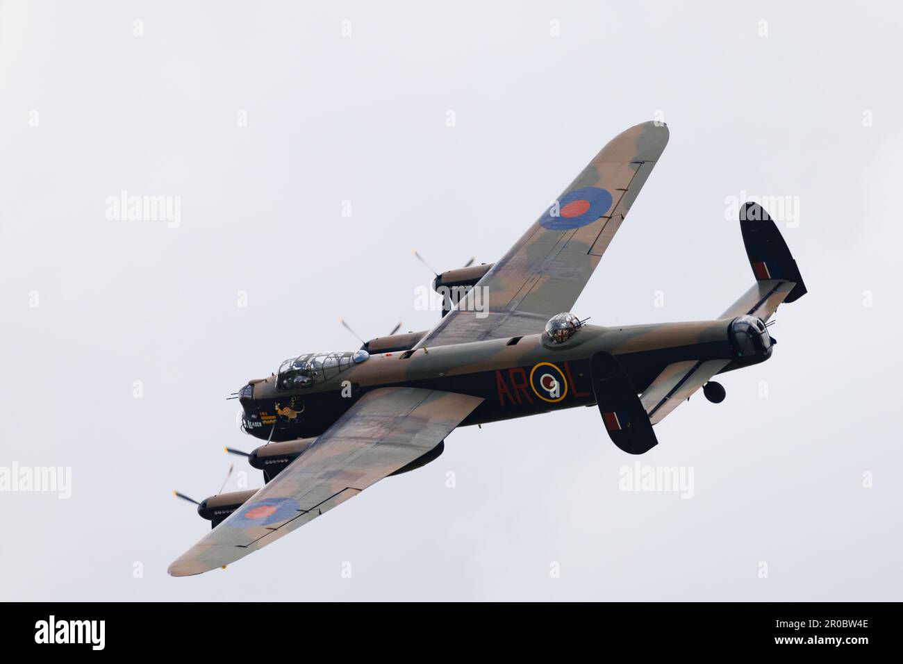 Avro Lancaster PA474 de la Royal Air Force, RAF, vol commémoratif de la bataille d'Angleterre à bas niveau au-dessus de RAF Cranwell, 7 mai 2023. Banque D'Images