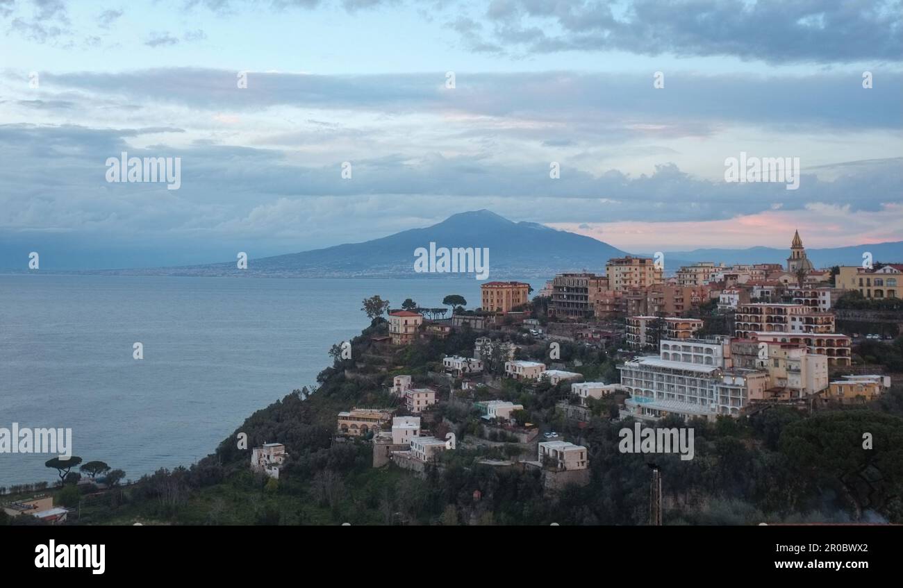 Vico Equense prise de la petite ville de Seiano, avec le Vésuve et la baie de Naples, région Campanie, Italie Banque D'Images