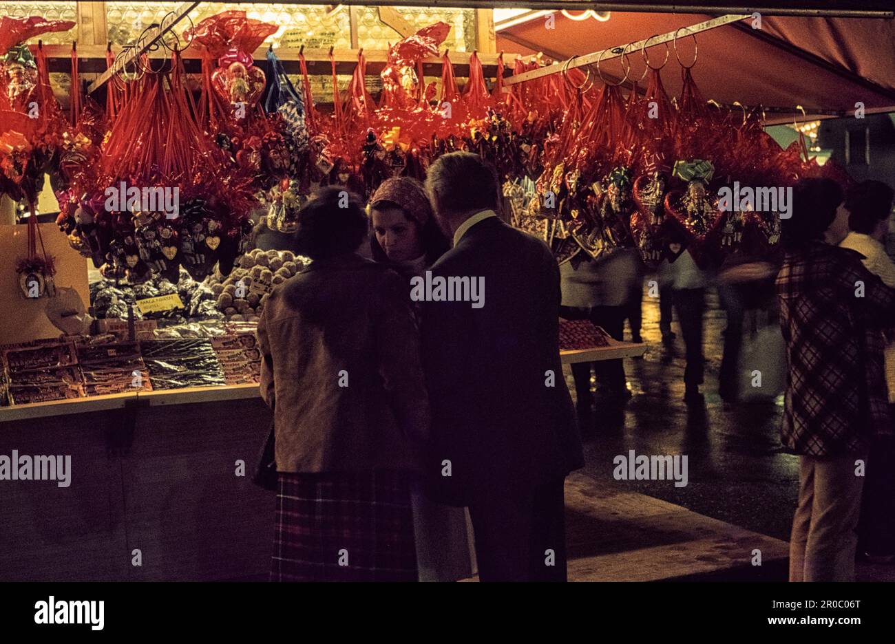 Marché, vente de bonbons et de souvenirs comme des cœurs de pain d'épice à la Wiesn de Munich. Theresienwiese, Munich, Bavière, Allemagne, 1980 Banque D'Images